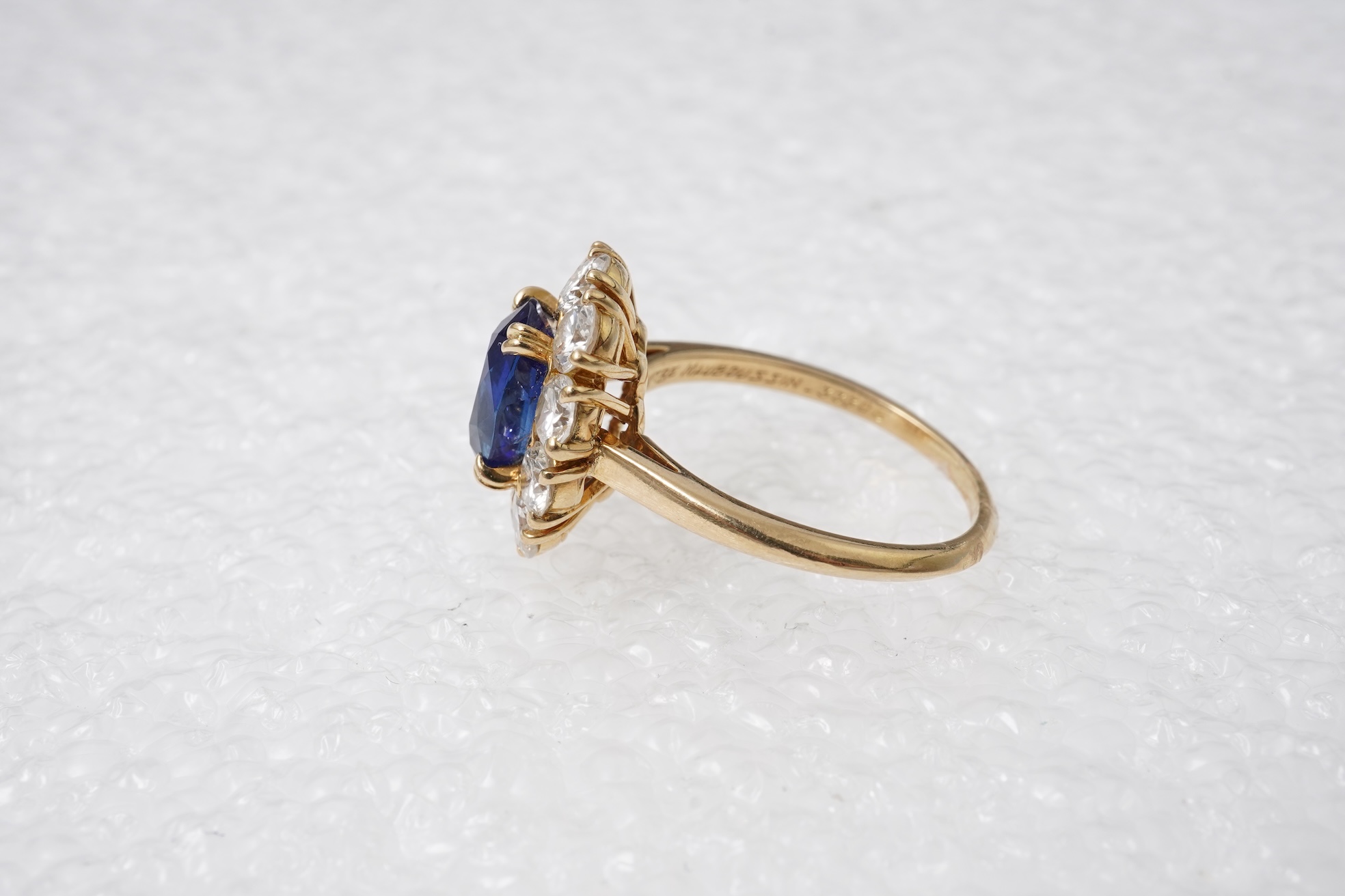 Monture Mauboussin, a sapphire and diamond cluster ring